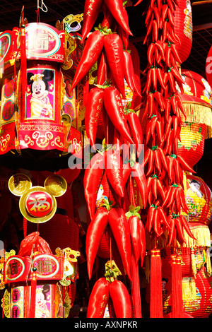 Luminose decorazioni rosso appeso al di fuori di un piccolo negozio nel Giardino di Yu Bazaar a Shanghai , Cina Foto Stock