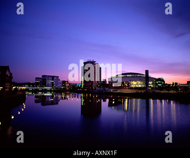 Fiume Lagan con il Waterfront Hall di Belfast, Irlanda del Nord Foto Stock