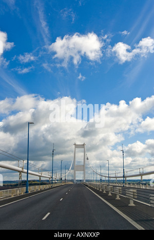 Chiudere verticale delle travi di bianco al centro dell'originale Severn Bridge [pont hafren] incrocio su una luminosa giornata di sole Foto Stock