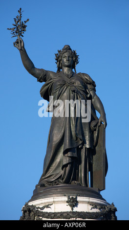 République statua da Léopold Morice a Place de la Republique Parigi Francia Foto Stock