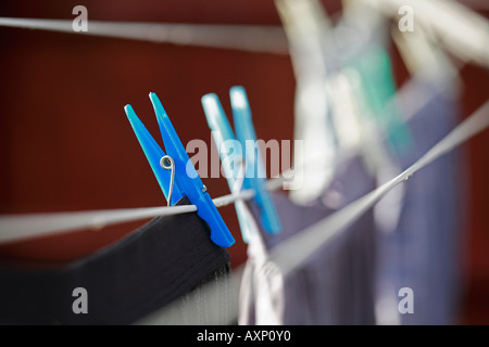 Pioli tenendo il lavaggio sulla linea Foto Stock