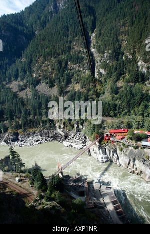 Una vista sul fiume Fraser a Hells cancello vicino Boston Bar nelle Montagne Rocciose Canadesi, British Columbia. Foto Stock