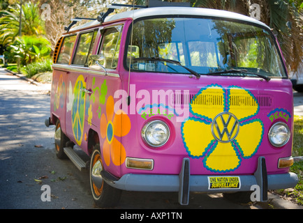 Vintage VW hippie bus su una Clearwater, Florida strada. Foto Stock