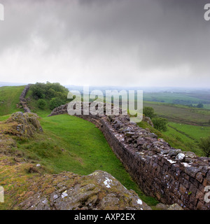 Il Vallo di Adriano a balze walltown cava e la pioggia che soffia in dall'orizzonte dando una vera atmosfera di questo desolato avamposto Foto Stock