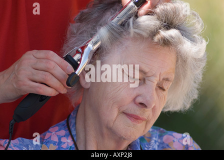Anziani donna con capelli arricciati Foto Stock