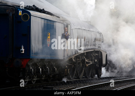 La preparazione di motori la mattina presto North York Moors storica ferrovia Grosmont North Yorkshire Sir Nigel Gresley LNER A4 60007 Foto Stock