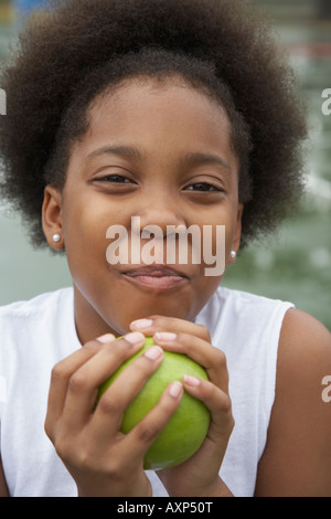 African American Girl holding apple Foto Stock