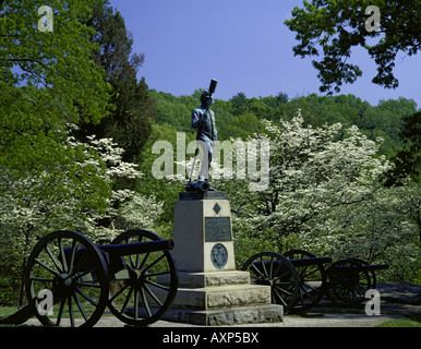 Gettysburg National Military Park PA Cannon e NY monumento di artiglieria nella primavera del bosco in Devel s Den Foto Stock