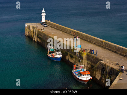 Guardando verso il basso sul porto esterno muro a Mevagissey Cornwall Regno Unito Foto Stock