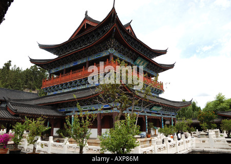 I due piani della libreria in legno edificio in re um complesso palazzo. Lijiang, Yunnan in Cina. Foto Stock