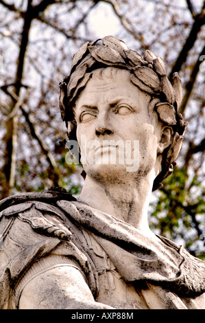 Caio Giulio Cesare imperatore romano da Couston Nicolas nato il 12 luglio 100 BC - 102 BC Roman Paris Jardin des Tuilerie Francia Foto Stock