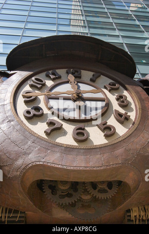 Vista dettagliata del gigantesco orologio meccanico sulla NTV sede edificio progettato da Hayao Miyazaki nel quartiere di Shiodome di Tokyo Giappone Foto Stock