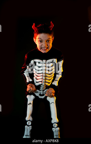 Aggressione, aggressivo, devil, corna, Halloween, Little Devil, lil, maliziosa, fino a, malizia, giovani, boy, corna, rosso, problemi Foto Stock