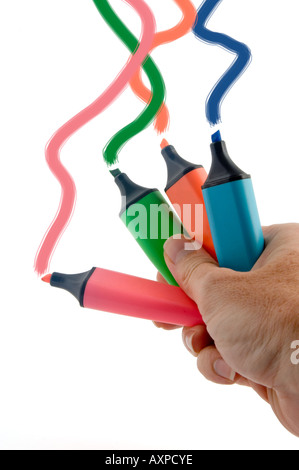 Mano che tiene una selezione di pennarelli evidenziatori Foto Stock