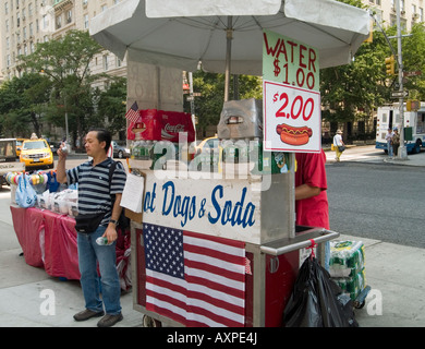 Una bancarella vendendo hot dogs e bibite di fronte al Museo di Arte Moderna di New York City STATI UNITI D'AMERICA Foto Stock