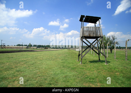 Una torre di guardia in ferrovia area del camp presso l'ex campo di concentramento nazista di Auschwitz Birkenau, Polonia. Foto Stock