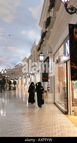 Donne locali che indossano abaya shopping nel Villaggio Mall, Doha, Qatar. Foto Stock