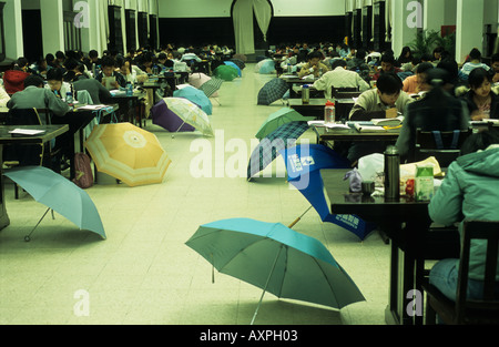 Tsinghua University gli studenti a studiare da soli in una sala di lettura a Pechino in Cina. Apr 2005 Foto Stock