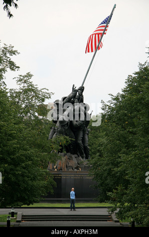 Un turista di fronte al Marine Corps War Memorial (Iwo Jima), il Cimitero di Arlington, Washington DC. Foto Stock