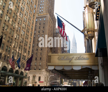 The Waldorf Astoria in Park Avenue, contro uno sfondo di il Chrysler Building di New York City STATI UNITI D'AMERICA Foto Stock