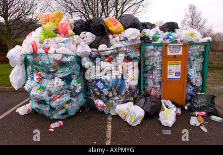 Riciclaggio di plastica bank traboccante di sacchetti di plastica al parcheggio auto ad Abergavenny Monmouthshire South Wales UK UE Foto Stock