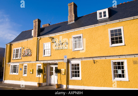 Kings Arms gastro pub risalente al XVII secolo Abergavenny Monmouthshire South Wales UK UE con bracci di Carlo II sulla parete Foto Stock