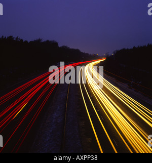 Autostrada di notte con percorsi di luce streamers Foto Stock