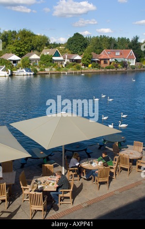 In Europa il Regno Unito Inghilterra walton on thames riverside tabelle Foto Stock