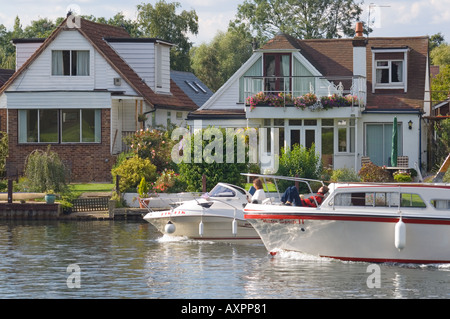In Europa il Regno Unito Inghilterra Sunbury on Thames riverside garden Foto Stock