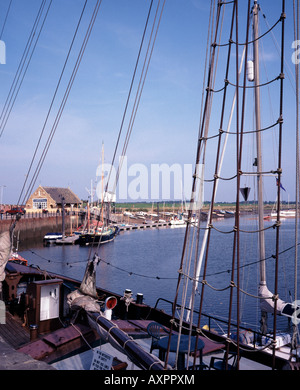 I ponti della Dutch Clipper Albatross ora un cafe, ormeggiata in porto a Wells accanto al mare, NORFOLK REGNO UNITO Foto Stock