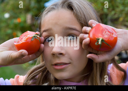 Mani due metà di pomodoro Foto Stock
