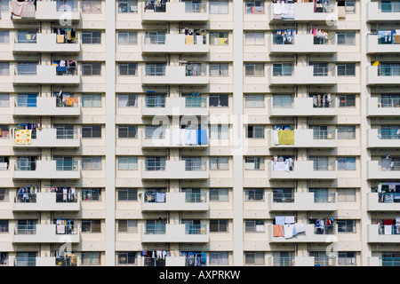 Biancheria stesa ad asciugare sul balcone ringhiere in un edificio di appartamenti a Tokyo Giappone Foto Stock