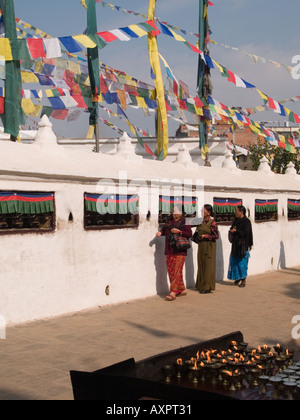 STUPA BOUDHANATH BASE con bancarelle di candele accese per celebrare la luna nuova Kathmandu in Nepal Asia Foto Stock