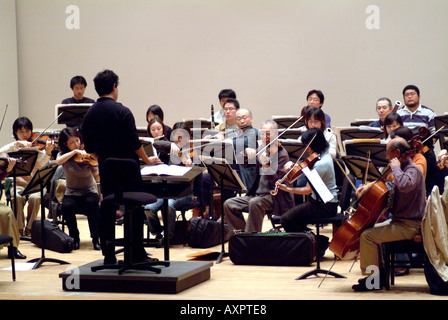 Shuntaro conduttore Sato e Kyoto Philharmonic Chamber Orchestra in prove di Kyoto Giappone Novembre 2005 Foto Stock