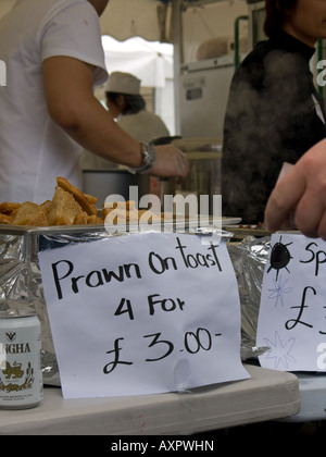 Gamberi su toast è offerto da uno stallo a un open-air festival tailandese in bettersea Park, Londra, Inghilterra Foto Stock