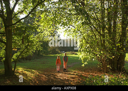In Europa il Regno Unito Londra Mitcham Common due ragazze in posa nel parco Foto Stock