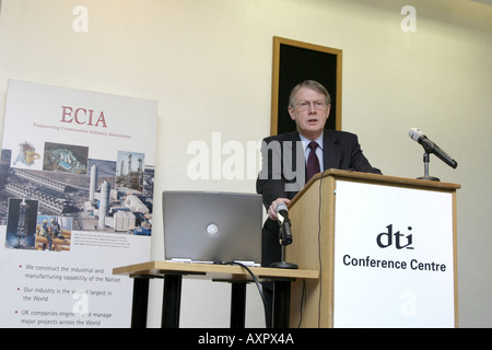 Rt.hon.allume michael mp.Il ministro di Stato per l'industria e le regioni.parlando.di Londra. 2004 Foto Stock