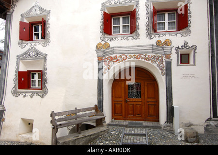 Ingresso di un'Engadina casa decorata con ornamenti di sgraffito a Scuol Schuls, Bassa Engadina, Grigioni, Svizzera Foto Stock