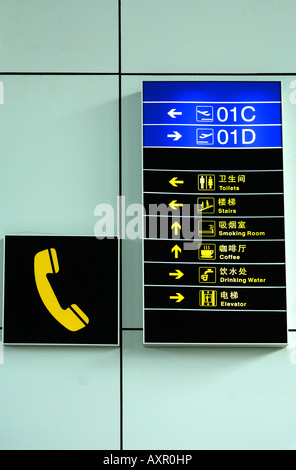 Informazioni guide in inglese e cinese presso l'aeroporto della capitale Pechino CINA Foto Stock
