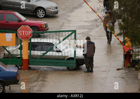 Security Guard Controlla il traffico attraverso la porta del parcheggio pagato, Crimea, autonomia, Ucraina Foto Stock