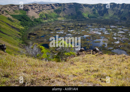 Il cratere vulcanico lago a Rano Kau sull'Isola di Pasqua Foto Stock