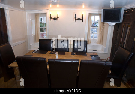 Interno di Kings Arms gastro pub risalente al XVII secolo Abergavenny Monmouthshire South Wales UK UE Foto Stock