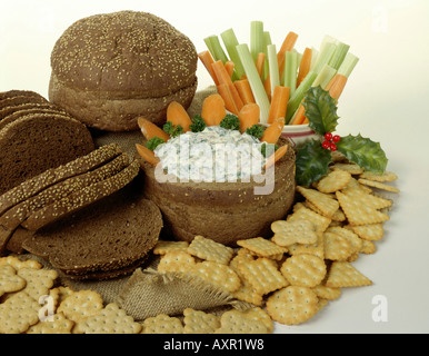 Close-up di marrone con pane e crackers e dip Foto Stock