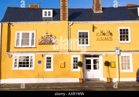 Kings Arms gastro pub risalente al XVII secolo Abergavenny Monmouthshire South Wales UK UE con bracci di Carlo II sulla parete Foto Stock