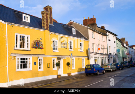 Kings Arms gastro pub risalente al XVII secolo Abergavenny Monmouthshire South Wales UK UE con bracci di Carlo II sulla parete Foto Stock
