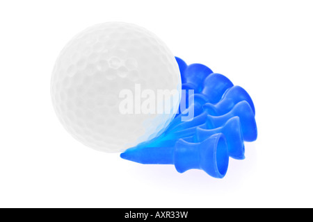 La pallina da golf e tee blu su sfondo bianco Foto Stock