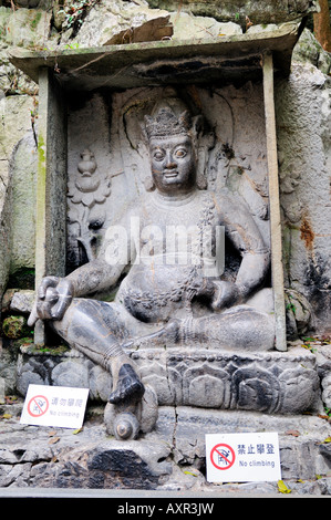 Sculture in pietra sulle scogliere del picco in volo da lontano al Ling Yin Tempio Hangzhou Cina Foto Stock