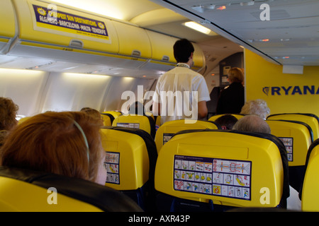 Ryanair Boeing 737 Jet sicurezza passeggero pannello di istruzioni sullo schienale Foto Stock