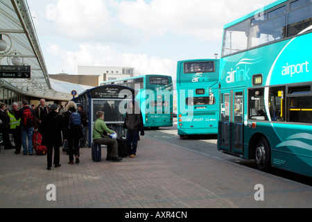 Tre double decker Bus Airlink all'aeroporto di Dublino in Irlanda Foto Stock