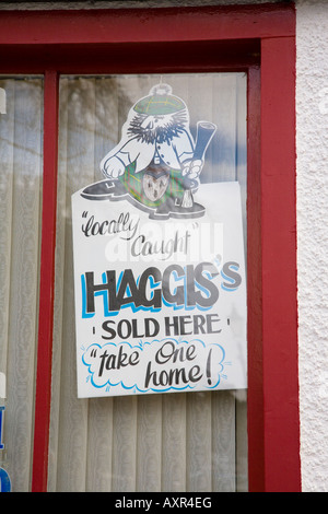 Haggis in vendita avviso in Braemar macellai shop, Caiarngorms National Park, Aberdeenshire, Scotland, Regno Unito Foto Stock